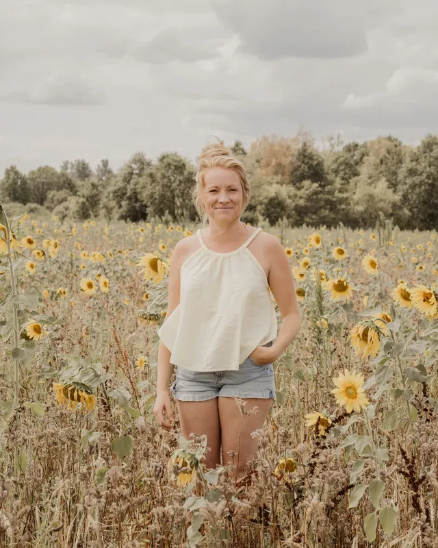 Vroedvrouw Eline in een zonnebloemenveld