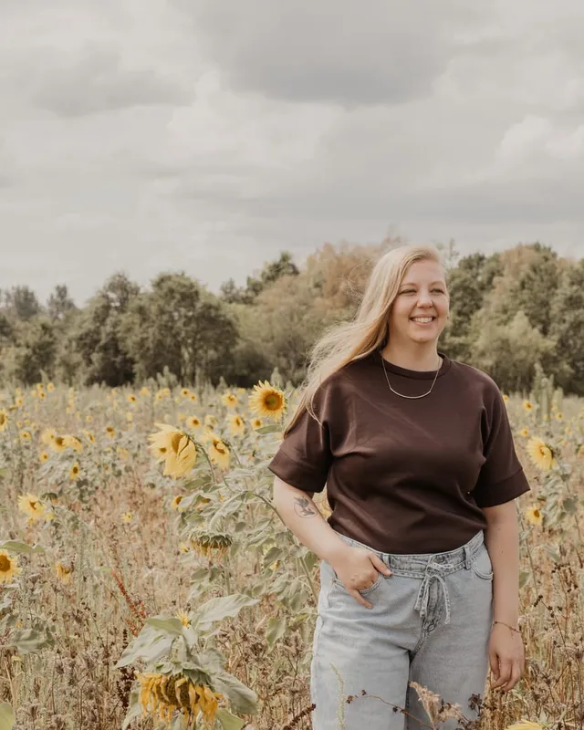 Vroedvrouw Laurine in een zonnebloemenveld