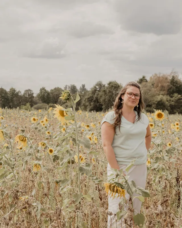 Vroedvrouw Loes in een zonnebloemenveld