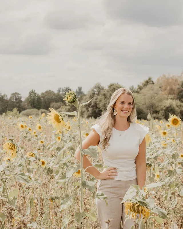 Vroedvrouw Liese in een zonnebloemenveld