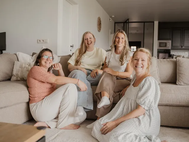 Het team van Juno tussen de zonnebloemen