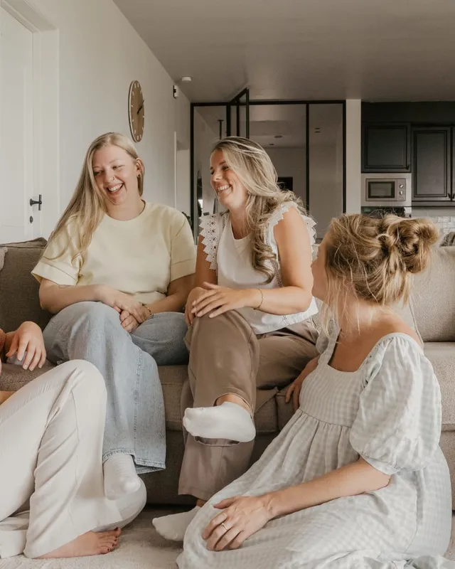 De vier vroedvrouwen van Juno samen in een zonnebloemenveld