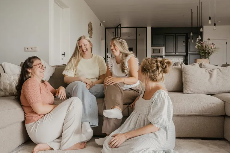 De vier vroedvrouwen van Juno samen in de zetel