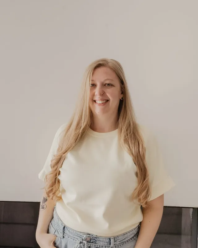 Vroedvrouw Laurine in een zonnebloemenveld