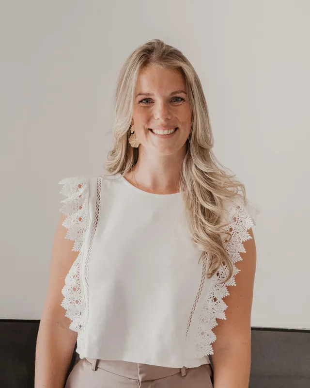 Vroedvrouw Liese in een zonnebloemenveld